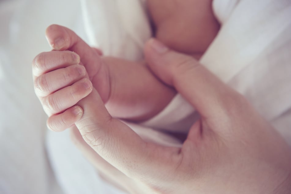 Bei der Beerdigung umklammerte das Baby plötzlich den Finger eines Verwandten. (Symbolbild)