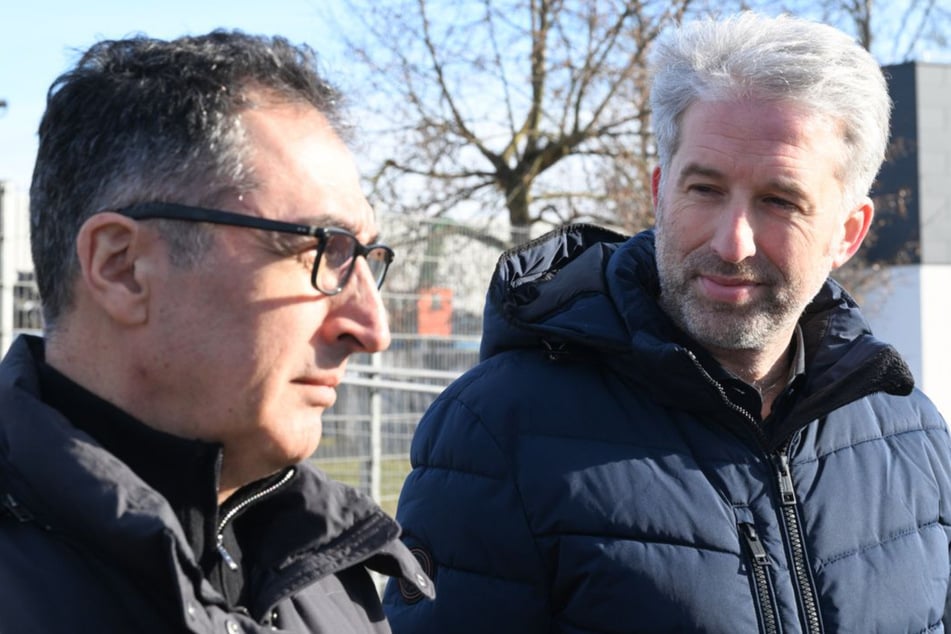 Cem Özdemir (60, Grüne, l.) und Boris Palmer (53, parteilos) besuchten im Rahmen des Wahlkampfes den neu gebauten Solarthermie-Park Au.