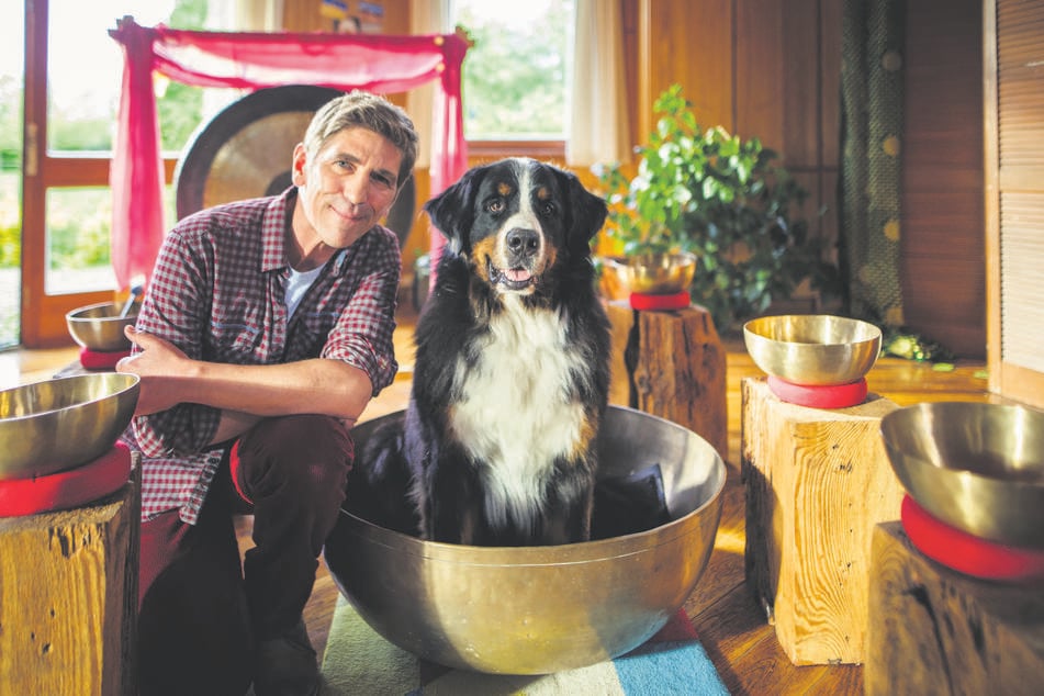 Fritz Fuchs (Guido Hammesfahr, 56) und sein Hund Keks zogen vor 20 Jahren in den Bauwagen.