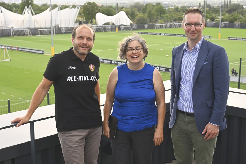 David Fischer (v.l.), Geschäftsführer Kommunikation der SGD, Eva Jähnigen, Zweite Bürgermeisterin der Stadt Dresden, und Vedad Delic, Head of Business Development bei Veolia, auf dem Balkon des Trainingszentrums. Sie stellten am Dienstag Themen der Nachhaltigkeit bei Dynamo vor.