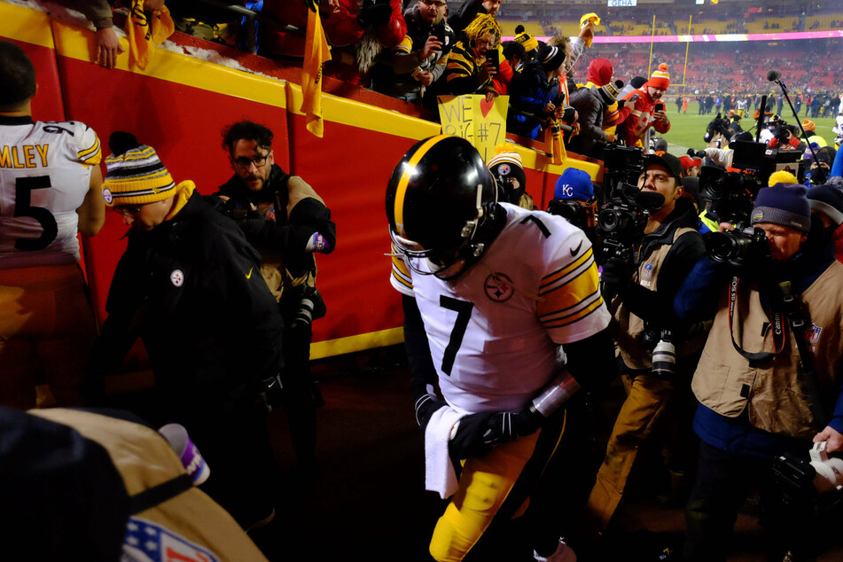 Ben Roethlisberger (c.) walking off the field for possibly the last time after the Steelers lost to the Chiefs.