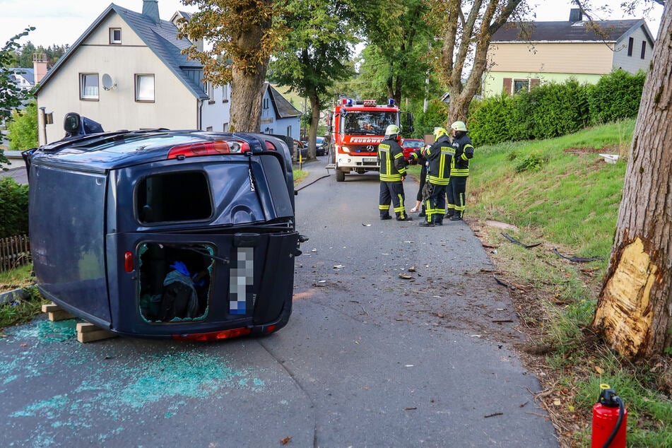 Kurioser Unfall im Erzgebirge: Renault-Fahrer kracht gegen Baum und flüchtet