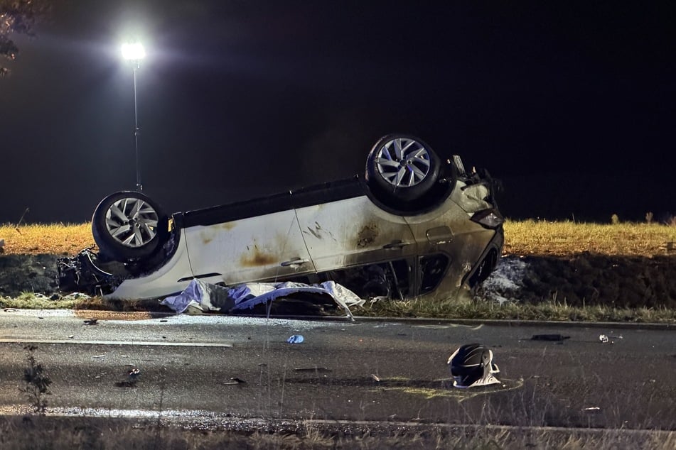 Der Wagen, der frontal in die Mopeds gekracht ist, geriet danach in Flammen.