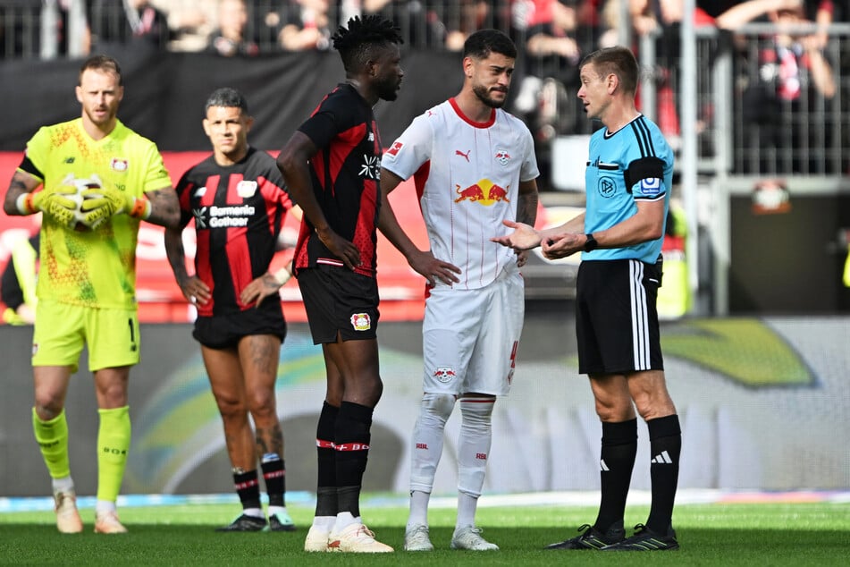 Nach kurzer Wartezeit wurde RB Leipzigs Romulo erklärt, dass das 1:0 der Sachsen nicht zählt, weil er ganz knapp im Abseits stand.