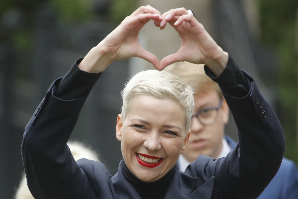 Maria Kolesnikowa, eine der Oppositionsführerinnen, formt mit ihren Händen auf dem Weg zu einem Untersuchungskomitee ein Herz.