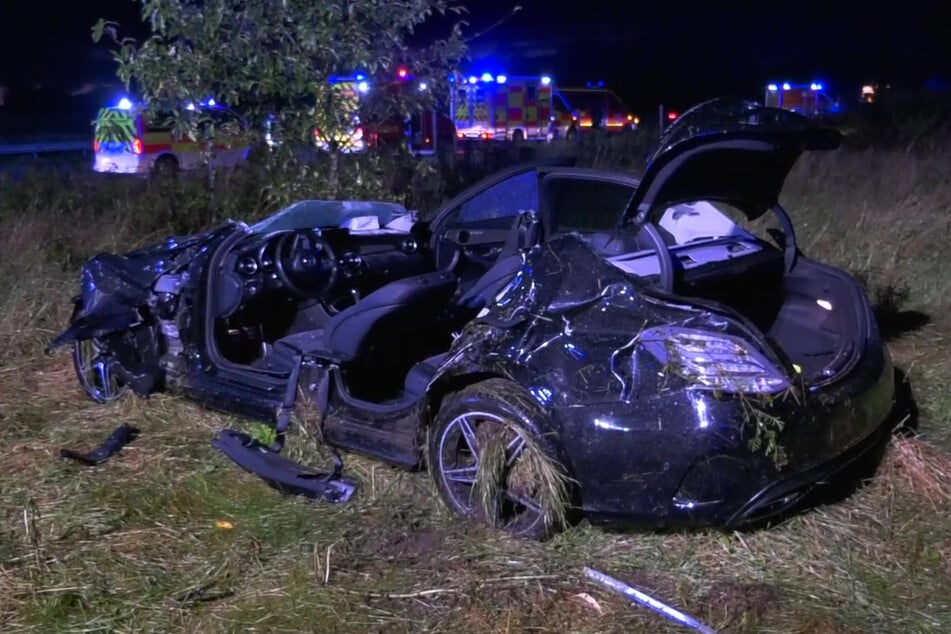 Auf der A7 bei Tarp hat sich am gestrigen Dienstag ein Mercedes mehrfach überschlagen. Der Fahrer wurde dabei lebensgefährlich verletzt.