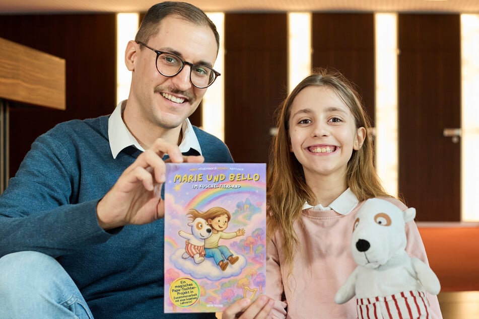 Papa Michele (37) und Tochter Marie (10) zeigen stolz ihr gemeinsames Buch.