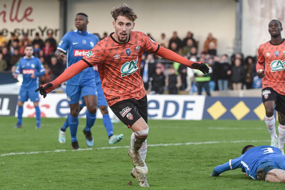 Adil Aouchiche (vorn) soll Schalke bei der Rückkehr in die Bundesliga helfen.