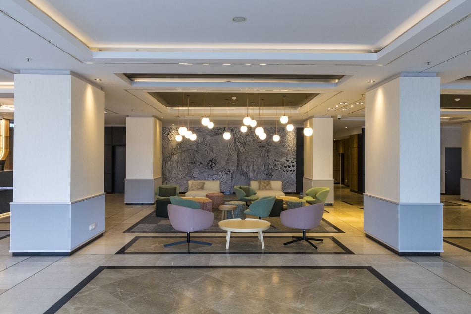 Im Foyer können Gäste auf neuem Mobiliar Platz nehmen.