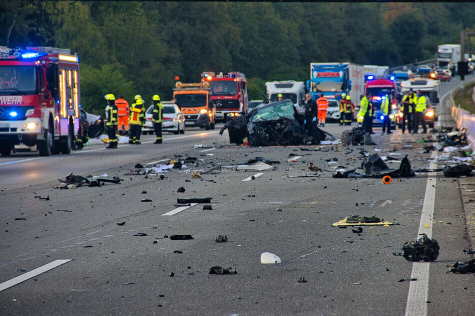 Bei dem schweren Unfall am Sonntagmorgen starben vier Menschen. Ein Sachverständiger prüft nun, ob ein Geisterfahrer den Crash verursacht hat.