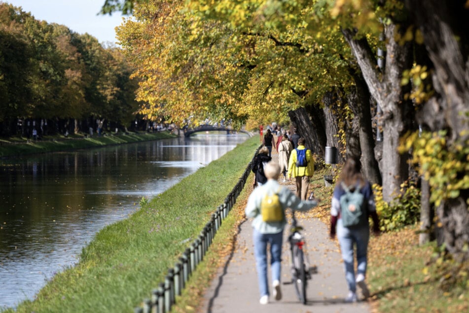 Ausflügler auf dem Weg zum Nymphenburger Schlosspark - dort lauern jede Menge Zecken.