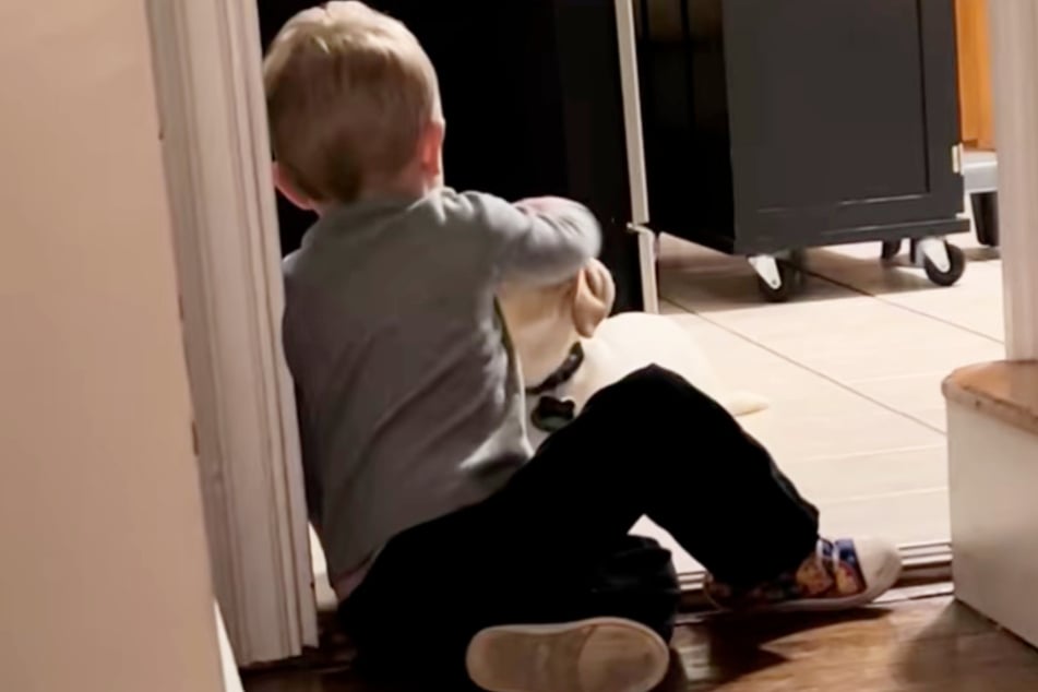 Zum Abschluss des Gesprächs bekommt Alfie noch eine liebevolle Streicheleinheit von Jack (3).