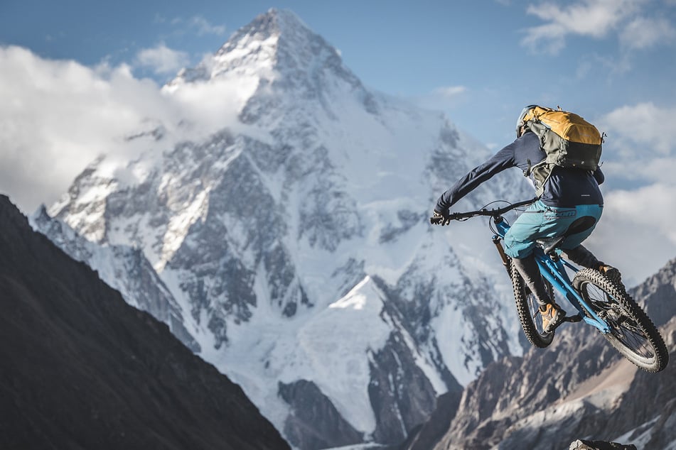 Gerhard Czerner ist mit dem Mountainbike auf Gipfeln unterwegs. Hier vor dem K2.
