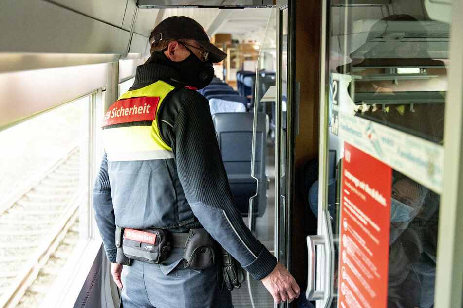 In ICEs wird vermehrt das Einhalten der Maskenpflicht kontrolliert.