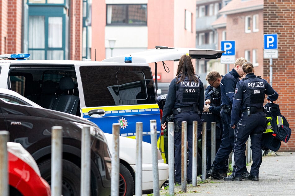 Mann verschanzt sich in Wohnung: Zugriff nach Attacke auf Frau