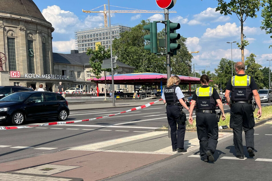 Schwerer Unfall in Köln: Biker prallt gegen Ampelmasten - Lebensgefährlich verletzt!