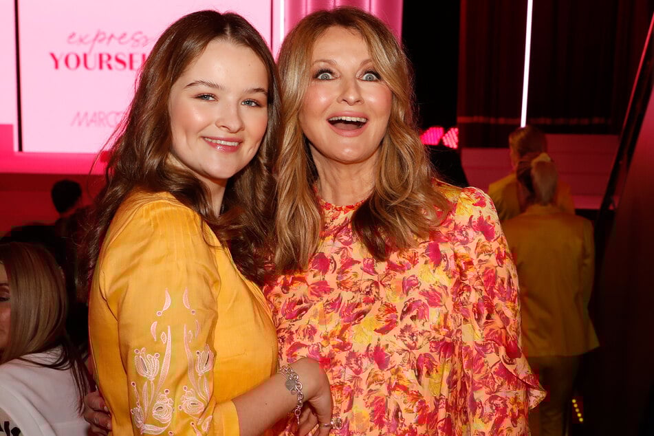 Frauke Ludowig (61, r.) mit ihrer Tochter Nele Ludowig Roeffen (21).