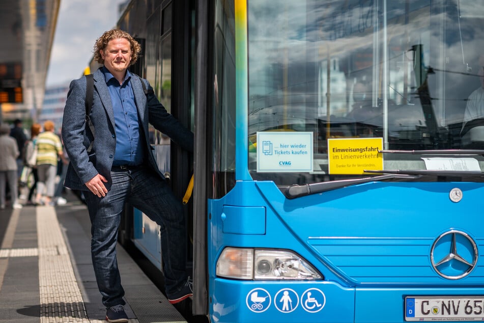 Lars Fassmann (43, parteilos) droht mit einer Bus-Demo. Er fordert einen schnellen ICE-Anschluss für Chemnitz.