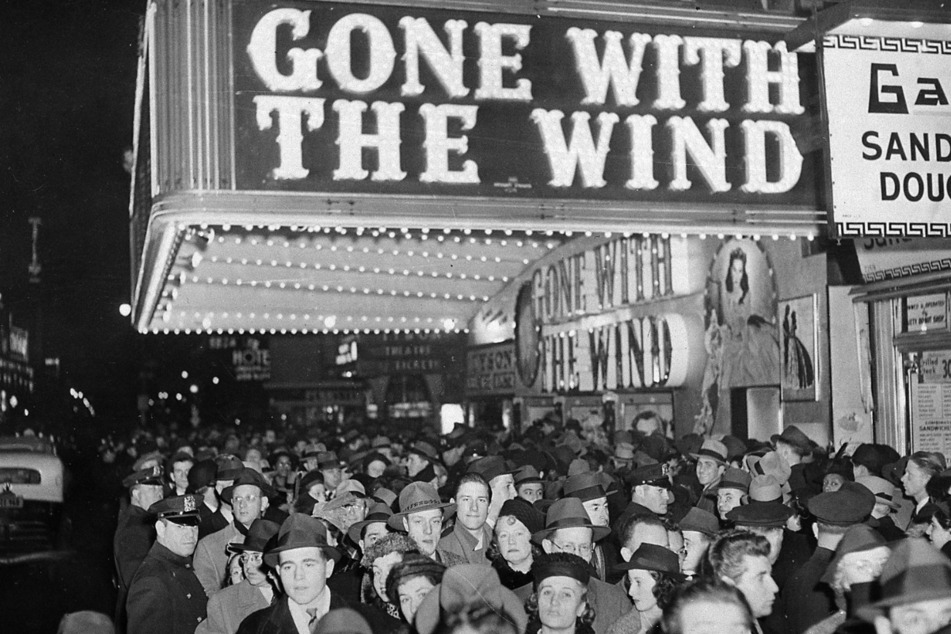 19. Dezember 1939: Menschen versammeln sich vor dem Astor-Theater am Broadway in New York City während der Premiere von "Vom Winde verweht".