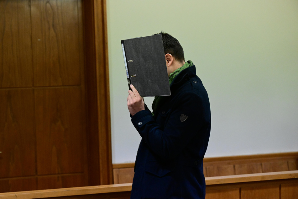 Der Angeklagte wird beim Prozessauftakt in den Gerichtssaal im Landgericht Oldenburg geführt. Nun wurde er verurteilt.
