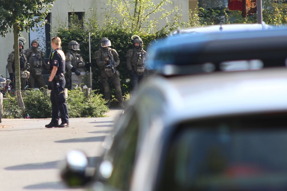 Der junge Mann wurde von dem Spezialeinsatzkommando aus der Wohnung geholt.