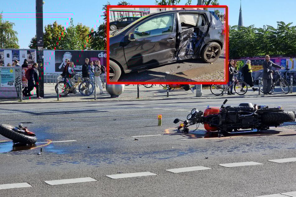 Vorderreifen abgerissen: Motorradfahrer nach Unfall in Friedrichshain schwer verletzt