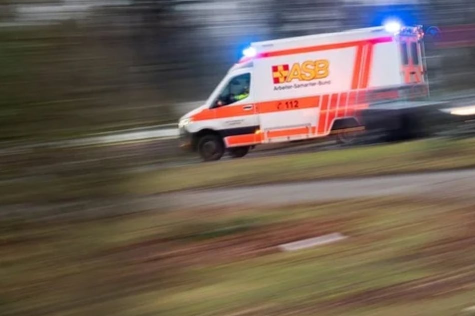 Der Biker wurde durch den Rettungsdienst in eine Klink gebracht, wo er wenig später verstarb. (Symbolbild)
