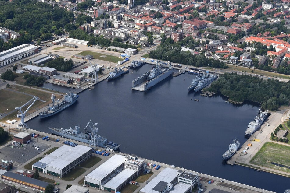 Auch über dem Bauhafen Marinearsenal in Wilhelmshaven sollen Drohnen gesichtet worden sein.