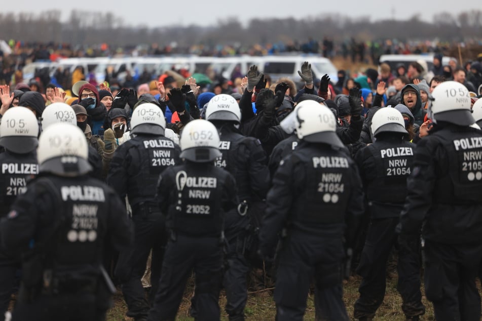 Der Angeklagte hatte 2023 bei den Protesten am Braunkohletagebau Garzweiler einen Polizisten in den Schlamm geschubst.