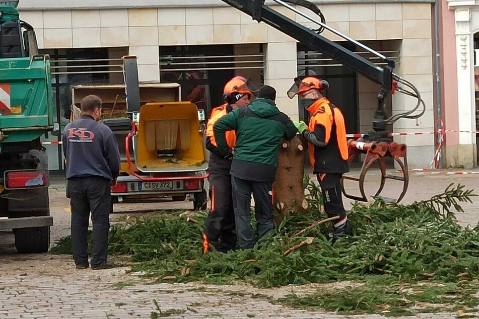Die Arbeiten dauerten nicht lang - jetzt ist der Weihnachtsbaum weg.