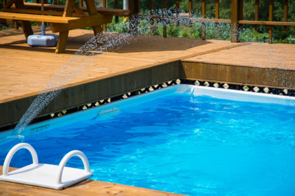 Ein privater Pool im Garten, bereitet Jung und Alt Freude. Material, Bauart und Zubehör entscheiden letztlich darüber, ob und wo sich ein günstiger Pool kaufen lässt.