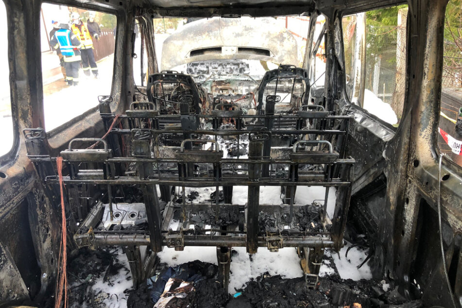 Die Spuren des Brandes sind im Inneren des Transporters klar und deutlich zu erkennen.