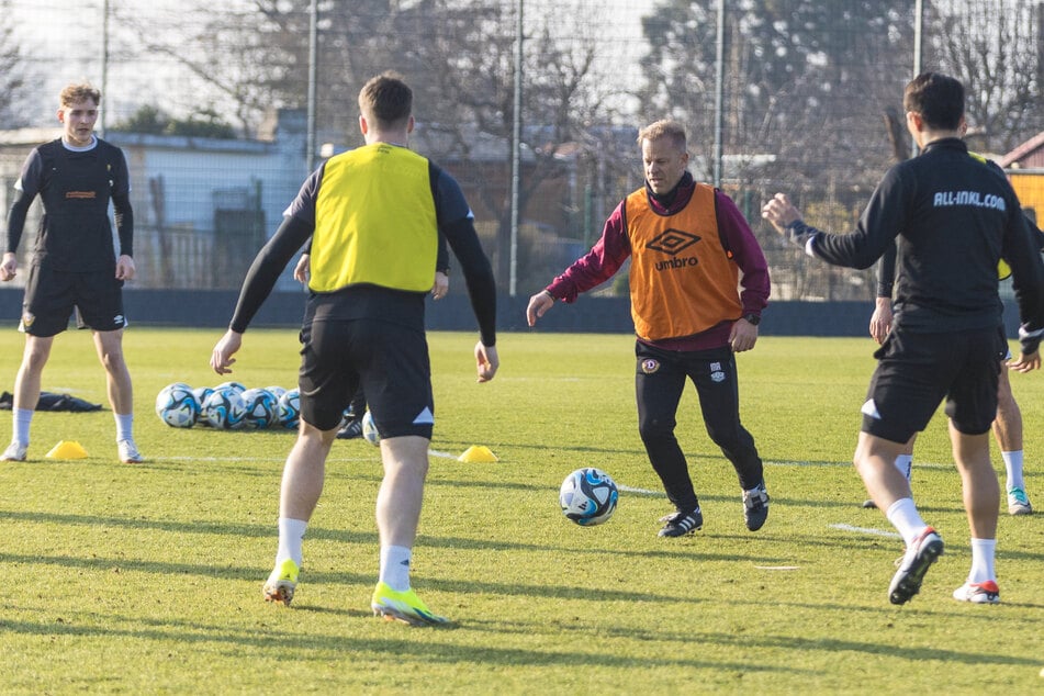 Dynamo-Trainer Markus Anfang (49, M.) mischte sich anfangs sogar mit unters kickende Volk.
