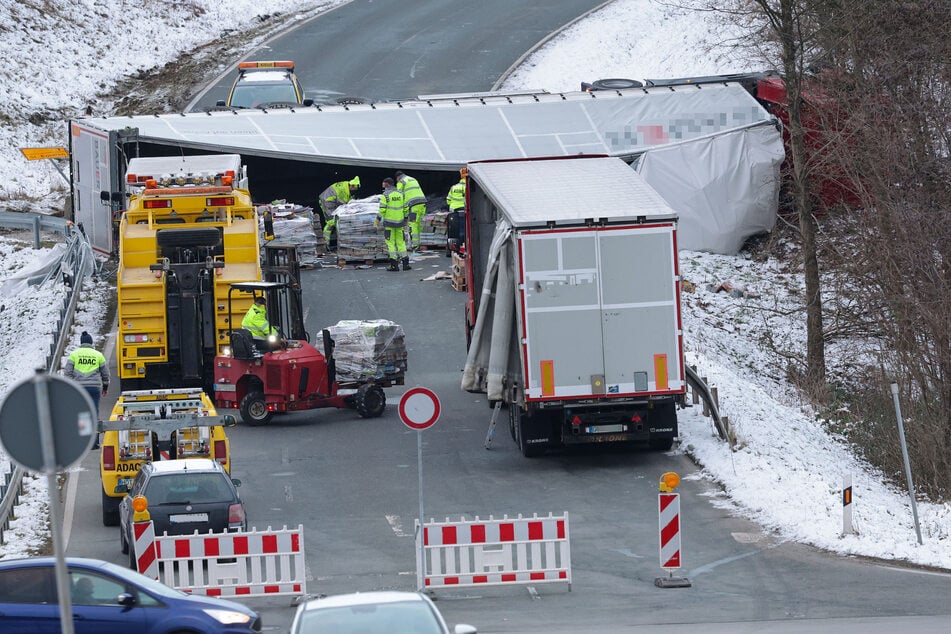 Der Laster liegt quer auf der Straße "Am Viadukt".