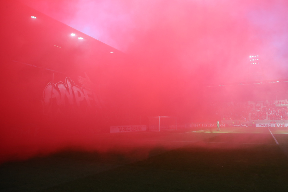 Die HFC-Fans vernebelten zu Beginn das Stadion, sodass die Partie mit einiger Verspätung beginnen konnte.