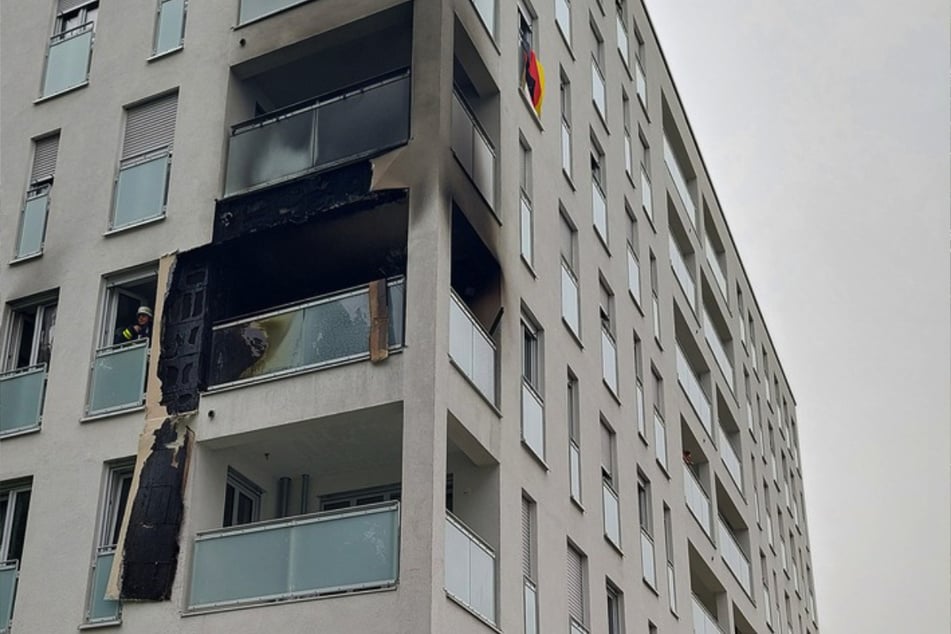 Durch die Flammen entstand ein enormer Schaden am Balkon und an der Fassade des Gebäudes.