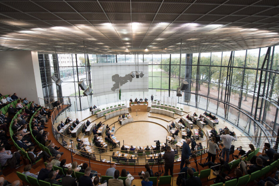 Der sächsische Landtag: Die 119 Abgeordneten sollen ab April 2021 höhere Diäten erhalten - so zumindest lautet ein Antrag von CDU, Grünen und SPD.