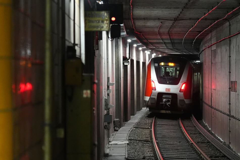 Mann von S-Bahn überrollt: Videoauswertung lässt Polizei stutzig werden