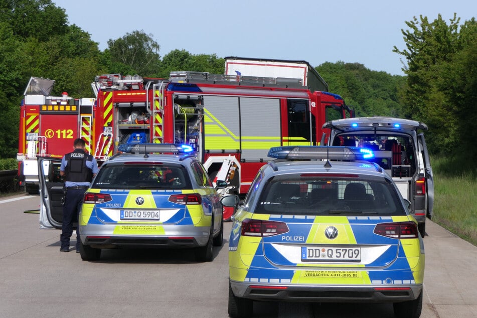 Einsatzkräfte auf der A14 bei Mutzschen. Auf der Autobahn hat sich am Donnerstagmorgen ein schwerer Unfall ereignet.