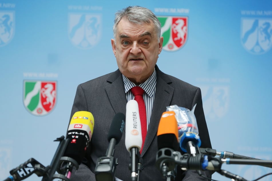 NRW-Innenminister Herbert Reul (70, CDU) warnt vor der Gewaltbereitschaft, die von Mitgliedern der "Reichsbürger"-Szene ausgeht.