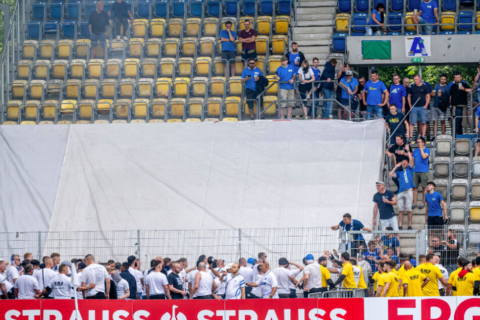 Auf der alten Haupttribüne werden in den kommenden Wochen keine Fans mehr Platz nehmen dürfen.