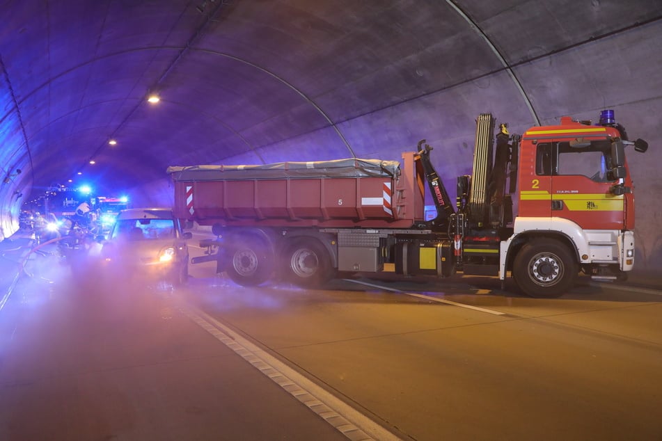 Die Feuerwehr simulierte einen Zusammenstoß zwischen einem LKW und einem Auto.