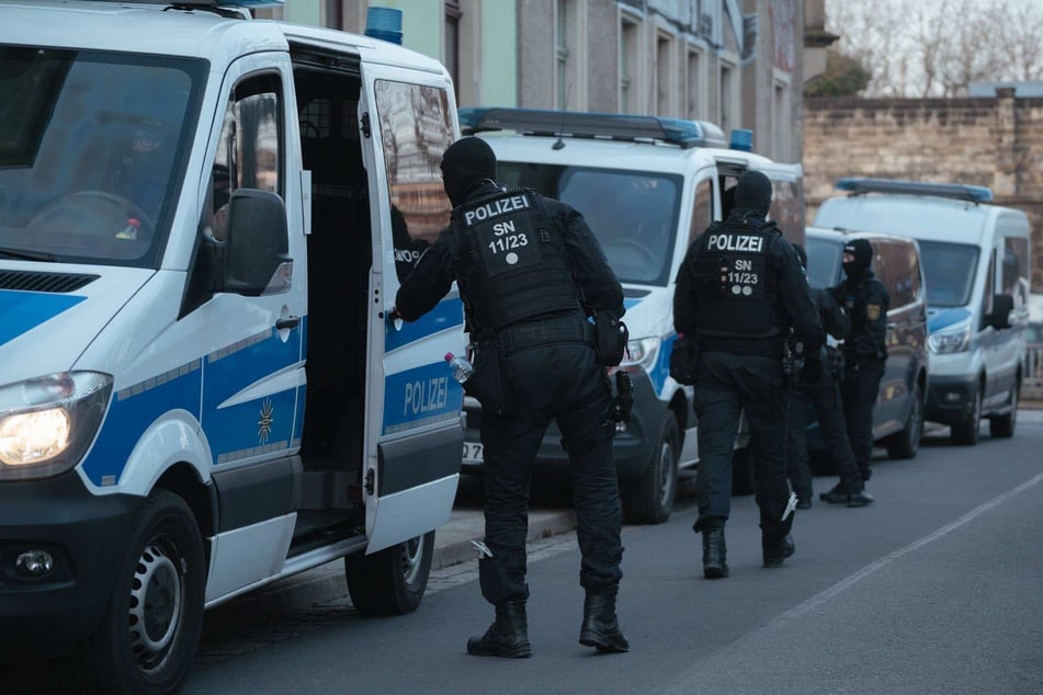 Die Polizisten stellten Kommunikationsgeräte und Speichermedien sicher.