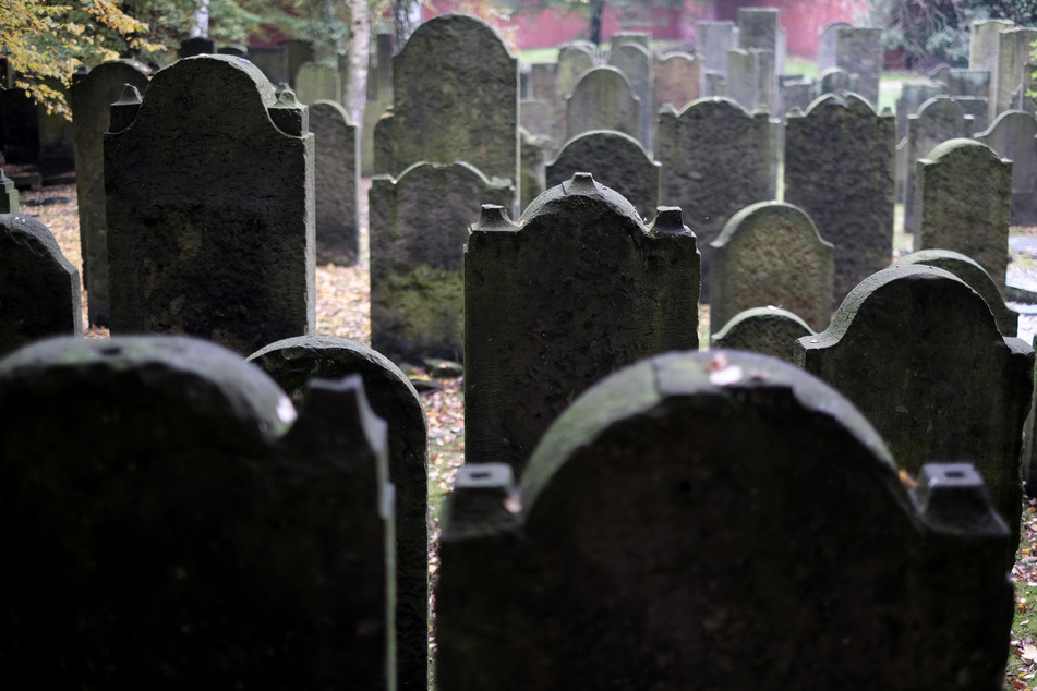 Mehrere jüdische und katholische Grabsteine auf dem städtischen Friedhof in Köthen wurden, vorrangig durch Umstoßen, beschädigt. (Symbolbild)