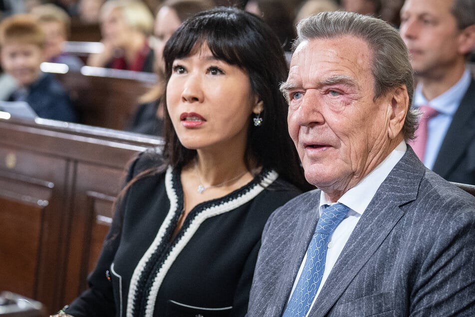 Gerhard Schröder (79) und seine Gattin So-yeon Schröder-Kim (53) beim Gottesdienst in der Hamburger St. Michaelis Kirche.