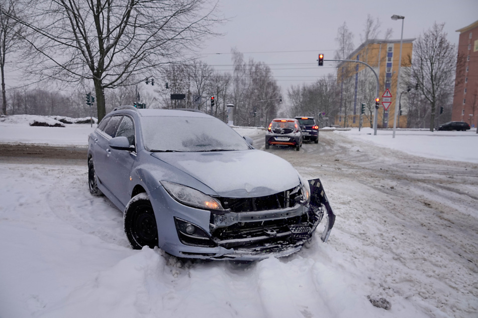 Der Mazda wurde bei dem Unfall stark beschädigt.
