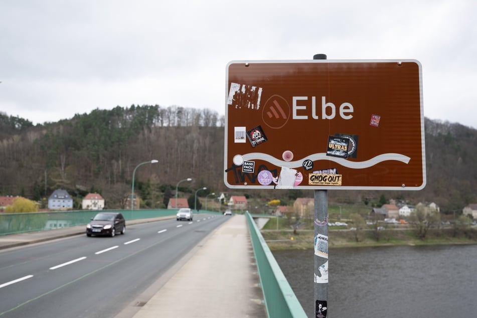 Bei Sachsens anderen Brücken sah das anders aus: Die Elbbrücke an der B172 in Bad Schandau war monatelang gesperrt. (Archivfoto)