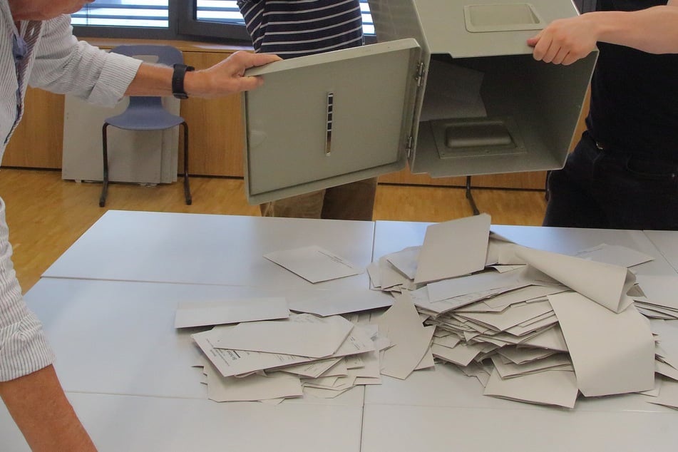 Der mutmaßliche Wahlbetrug in Dresden fiel beim Auszählen der Briefwahlstimmen am Sonntagabend auf.