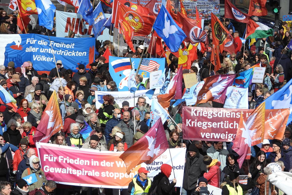 Bei Ostermarsch in Hamburg: Redner spricht von "hinterhältigem Verbrechen"