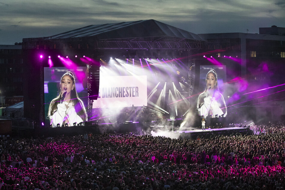 Am 4. Juni 2017 trat Ariana Grande gemeinsam mit anderen Stars beim "One Love Manchester"-Benefizkonzert für die Opfer des Terroranschlags auf.